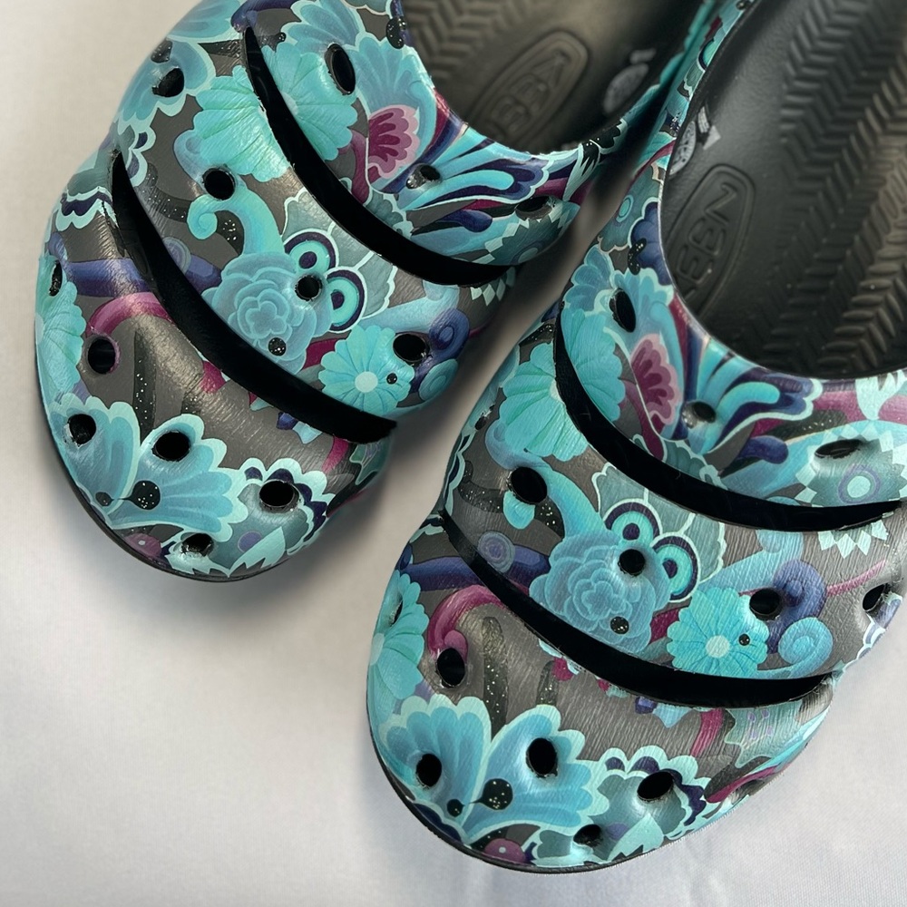 EUC KEEN Yogui Arts Clog, blue floral Unisex Mens 10 = approx Women’s Sz 11-11.5 - Picture 2 of 10